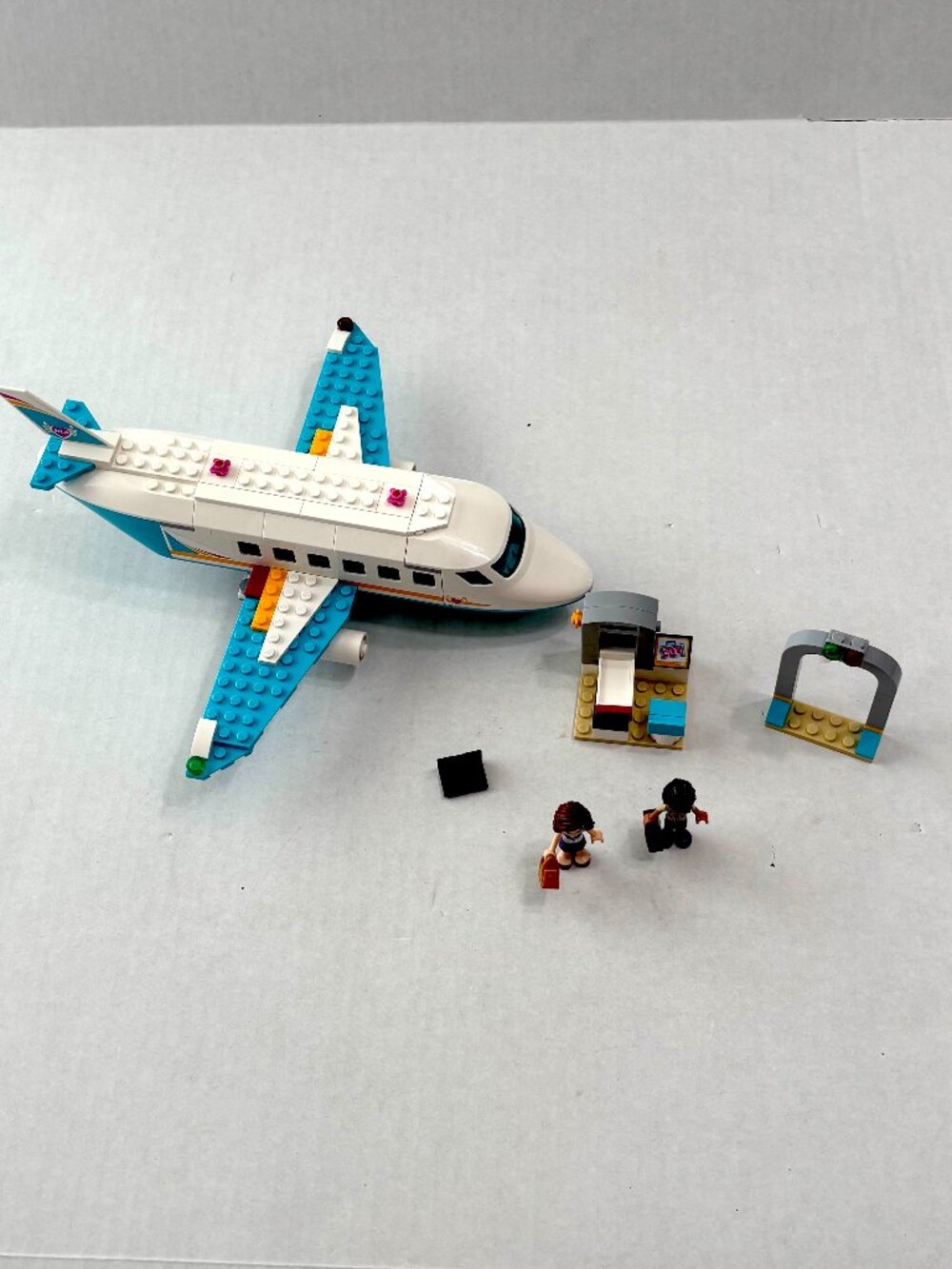 LEGO Friends 41100 Heartlake Private Jet #41100 Retired Product - Picture 3 of 4